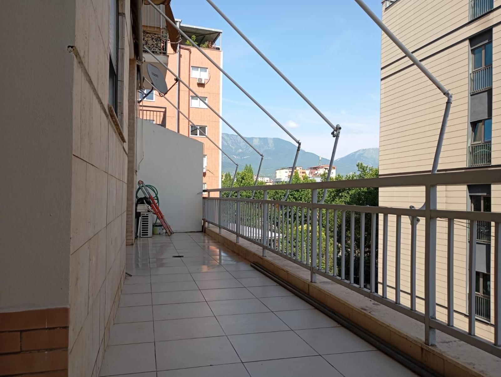 Royal Hostel Tirana Exteriör bild